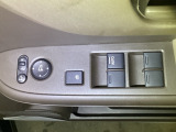 【パワーウィンドウスイッチ】ワンタッチで、パワーウインドウやドアミラーを操作できます。