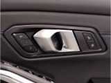 当社BMW認定中古車は全車保証付きでございます。また保証料金や整備費用はお見積書内の諸費用・税金に追加計上する事はございません。認定中古車保証付きのお支払総額でお見積りご依頼の上、他店とお比べください