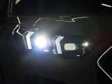 先進のLEDテクノロジーを採用。照射される白色光の周波特性は太陽に近く、バイ・キセノン・ヘッドライトを上回るコントラストでさらに明るく輝きます。