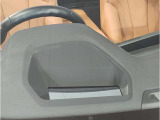 【ヘッドアップディスプレイ】現在の車速表示や目的地へのルート案内やメディア関連のリストを表示する事が可能です。視線移動を減らす事によりドライブに集中して頂けます。