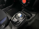 操作が簡単なシフトレバーですのでストレスなく運転が出来ますよ!