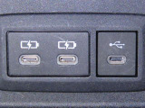 USB端子と充電用USB端子を装備しております。