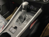 操作しやすいATシフトです♪シフトチェンジを気にしなくていいので運転だけに集中できますね!自然と手に届くところにある、手になじむ形状のシフトノブがいいですね♪