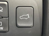 【パワーバックドア】スマートキーや運転席のボタンを押すだけでリアゲートが自動で開閉します!荷物を持っている時や、高い位置にあるバックドアを閉める際に便利な機能です♪