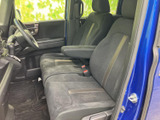 シンプルで使いやすい操作系が特徴。運転に必要な情報を視認しやすく配置しています。快適なドライブをサポートする空間です。