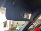 バニティミラー付きサンバイザーを運転席/助手席に装備。カバー部の開閉に合わせてライトが点灯します。