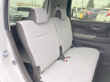 【リヤシートスライド】前後にスライドでき、足元を広く使ったり荷物に合わせて調整できます。