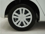 ◆純正ホイール装着車◆シンプルなデザインのホイールキャップ付きです。