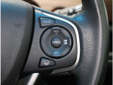 ホンダセンシング機能のクルーズコントロールはアクセル操作せず一定のスピードで走行するのはもちろん、前車との適切な車間距離も保ちます!車線内を走行できるようハンドル操作を支援する機能も付いています!