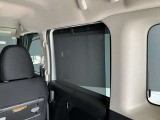 ロール式シェードが出てきます!車内の温度を安定して保てます♪強い日差しもシャツトダウンしてくれます☆