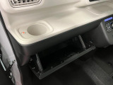 グローブボックスなどの多彩で便利な収納が設けられています。