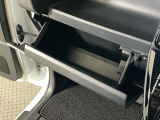 【グローブボックス】収納スペースが沢山あるので車内が散らからずに助かります。ちょっとした物を入れるのにいいですね♪