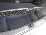 フロアの下にも荷物などを収納できるサブトランクも備えています。荷室内で散らかりがちな荷物を整理整頓なんてのもイイですね♪