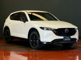 力強さと気品を高次元で融合させたCX-5のフロントマスク。シャープなヘッドランプと躍動感あふれるグリルデザインが、洗練された表情を創出します。走る歓びと上質な走りを予感させる力強い佇まいです。