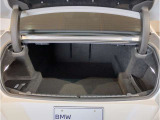 【トランクルーム】十分な容量を確保したトランクルーム。環境へ配慮したスペアタイヤ非搭載のBMW。その分、トランクスペースを有効活用できる様にしてあります。