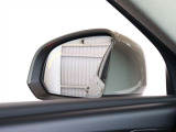ドアミラーの鏡にはLEDが組み込まれており、車両両脇の後方から車両が接近した際には点滅して知らせることが可能です