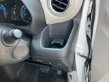 運転席側のドリンクホルダー。助手席にも、同様にドリンクホルダーが、ございます。