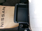 助手席シートアンダーボックス(スライド式)!運転用の替え靴や、車内に常備したいこども用品、着替えた服などを収納できます。