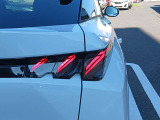 国産車にはないハイセンスなデザイン、光り方をするテールレンズ