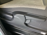 手動のレバーを使って、シートの高さや背もたれの角度を変えることができます。