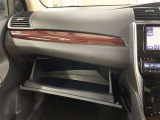 小物や取扱説明書などが収納できます。