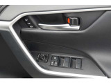 車の運転席の位置を保存できるシステムです。運転手が変わってもセッティングしたポジションを再現できる為発進時の手間が省けます。