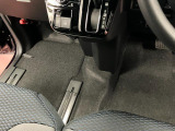 ベンチシートなので運転席から助手席の移動が簡単です。