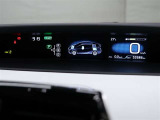 とっても見やすいメーターです。夜間時はラグジュアリーな気分にさせてくれる照明が魅力ですので、夜のドライブも楽しみになりますよ♪