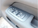 安全性を重視するVOLVOなら、パワーウインドースイッチも、直視せずに感覚で操作が可能です。