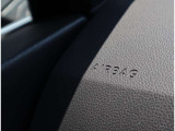 【助手席エアバッグ】 車両前方に衝撃が加わった際に、音響センサーによって瞬時に開きます。 ※シートベルト非着用の場合、本来の性能が発揮できませんので必ずシートベルトを着用しましょう。
