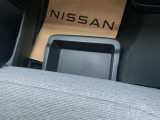 助手席シート下には車検証などが収納できるスライド式の収納BOXがついています。