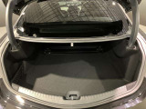 トランク容量は同一他社車両より広く、旅行やゴルフ等様々な場面で役立ちます。