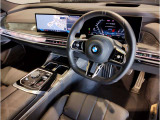 運転の楽しいBMWでは、アクセルを踏み込んでしまいそうになりますが、速度表示も見やすいため、常にお車の速度を把握できます。
