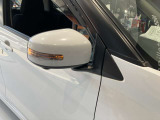 <ウィンカードアミラー>ライトの点滅で対向車、歩行者などに曲がることをお知らせ。安心安全につながります。