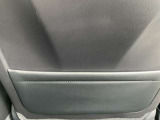 前席シートバックにはポケット付いてます。