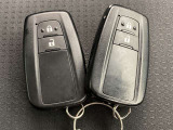 ドアの開閉時、両手が荷物で塞がっている時はキーレスでのカギの解除が大変ですよね。スマートキーはポケットやバッグに入れておけば、ノブに触れただけでロックの解除が可能です。とても便利な機能です。