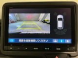リバースギアに入れるだけで後方の表示へ切り替わります。夜間や雨の日の駐車も楽になりますよ。
