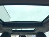 ●サンルーフ:開放感たっぷりの希少装備、サンルーフが装着されています!車内に明かりを取り入れたり景色を楽しむ以外にも、車内の空気も簡単に換気できて快適です!