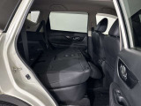 リヤシートを倒すと大きな荷物も入ります 片側、両側可能です。