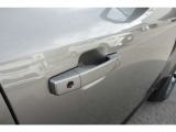 ドアハンドルは、車のデザインの一部として統一感を持たせ、無駄な部分を排除したクリーンでシンプルな美しさを強調します。ドアハンドルが目立たず、より高級感や先進性を感じさせる外観になります。