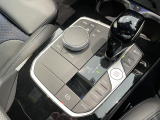 BMWの高性能オートマチックは、ATセレクトレバーを左側に倒すことで、通常の「D」から「S」(スポーツ)または「M」(マニュアル)へと切り替えが可能です。