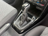 DSGトランスミッション搭載。2つのクラッチで素早く滑らかにシフトし、途切れのない加速と優れた燃費性能を両立。