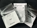メンテナンスノート、取扱説明書です。 その車の整備記録が事細やかに記録されています。 車が生まれてから今までどのような道を歩んできたのか判るとても重要な物ですよ。