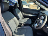 運転席には、シートリフターが付いております☆ 前後のスライドに加えシートの高さも変更出来ますのでどなてでも運転し易いポジションを取れます