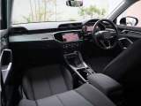 内装はシンプルに使い勝手を考え作られています。お車を運転する感覚をダイレクトに体感して頂けます。室内も広くロングドライブにも快適にお過ごしいただけます。