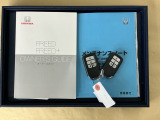 メンテナンスノート【点検整備記録簿・保証書】、取説も揃ってます。スマートキーはバッグなどにしまったままボタン操作でエンジン始動・停止やハイブリッドシステムの起動や停止ができて大変便利です