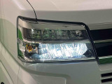 白く明るい光が夜間走行の安心感を高めます!LEDヘッドランプ(オートレベリング機能・LEDクリアランスランプ付)