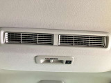 天井のファンで後席へ送風!空気を循環させることで後席に座る人を快適にします★