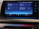 【ⅰドライブナビゲーション】文字情報も鮮明に表示する高解像度カラーディスプレイを採用。視認性に優れた地図デザインと特徴的な建造物を目印にした描写表示で現在位置を把握できます。地図データの更新も可能です