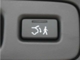 ラゲッジスペースへ荷物を出し入れする際に、予約クローズボタンを押しておけば、車から離れることでテールゲートが自動でクローズする「予約クローズ機能」が付いております。